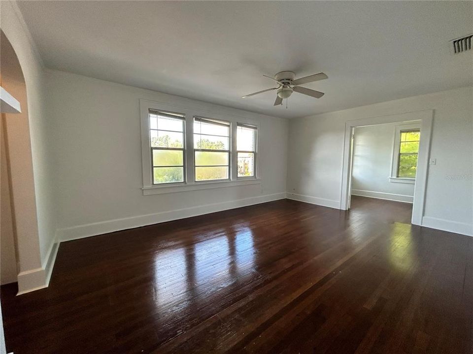 Active With Contract: $1,650 (1 beds, 1 baths, 900 Square Feet)