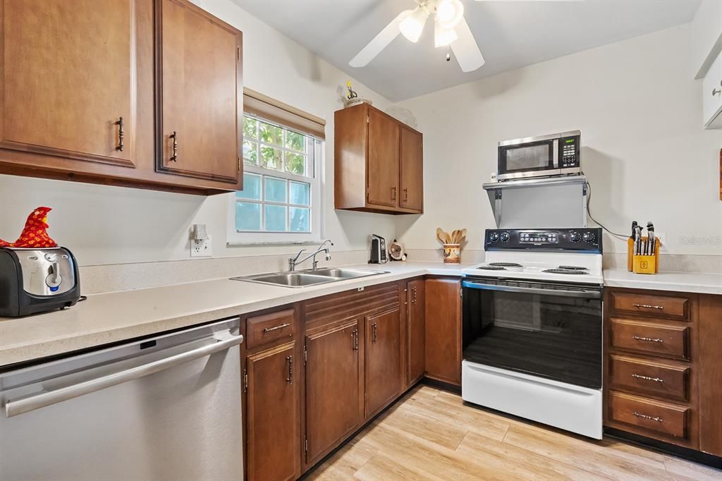 For Sale: $245,000 (2 beds, 2 baths, 980 Square Feet)