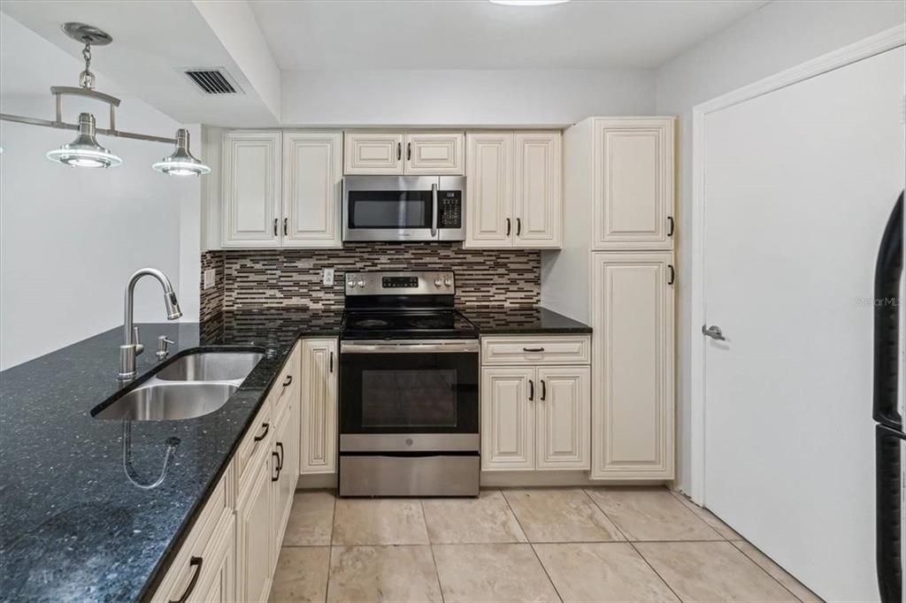 Active With Contract: $314,990 (2 beds, 2 baths, 1001 Square Feet)