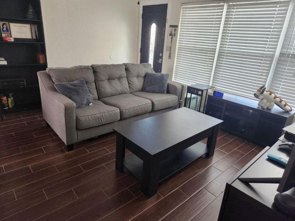 Active With Contract: $1,600 (2 beds, 1 baths, 780 Square Feet)