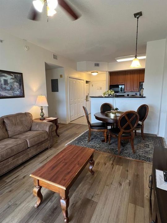 For Sale: $202,000 (1 beds, 1 baths, 671 Square Feet)