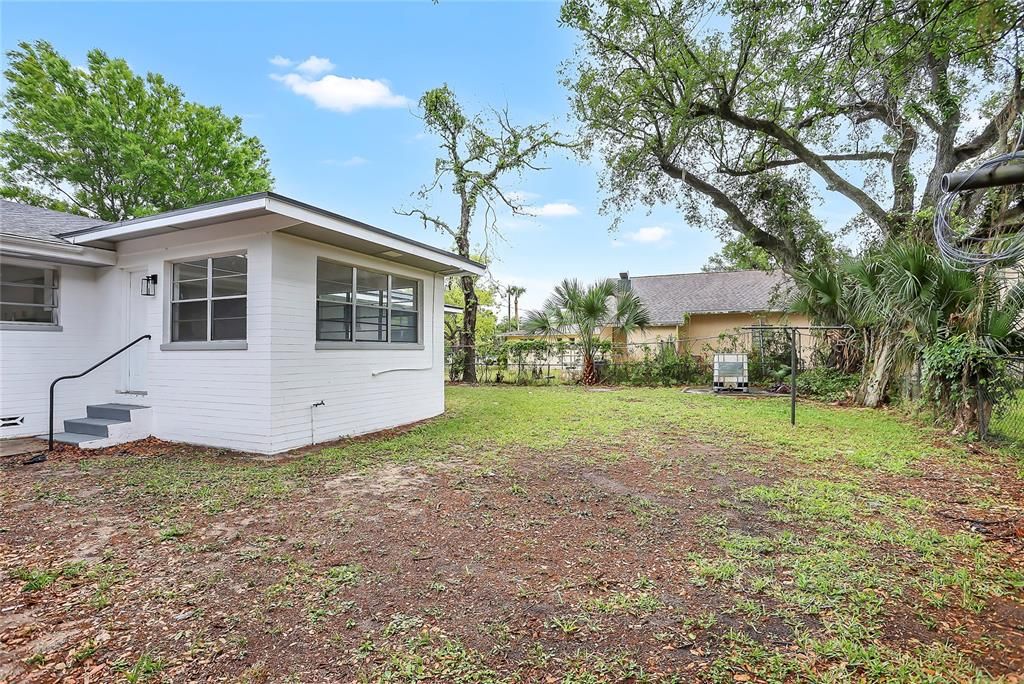 Active With Contract: $350,000 (5 beds, 0 baths, 2340 Square Feet)