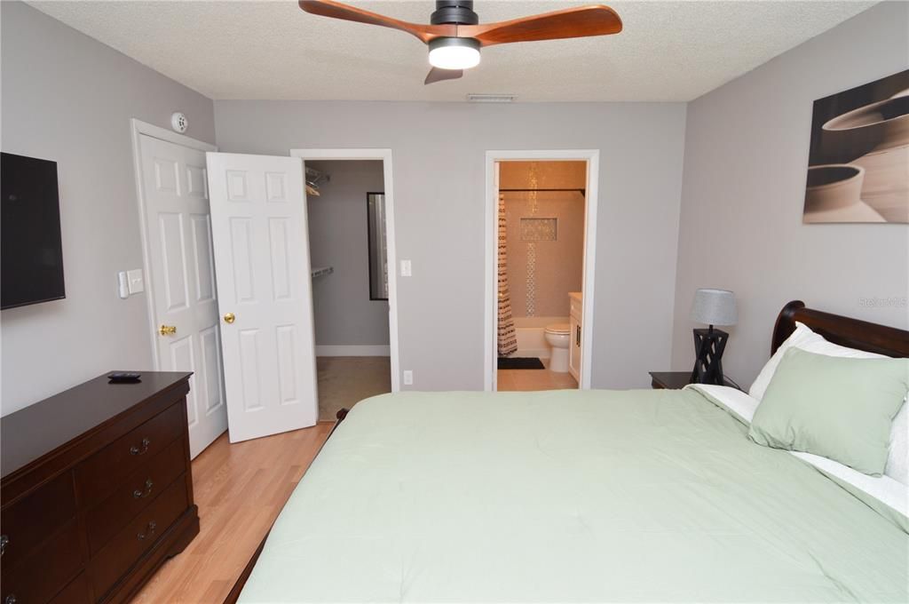 Active With Contract: $2,300 (2 beds, 2 baths, 1284 Square Feet)