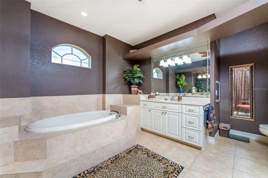 Primary suite bath soaking tub