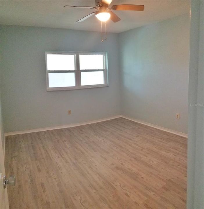 For Sale: $128,400 (1 beds, 1 baths, 1035 Square Feet)