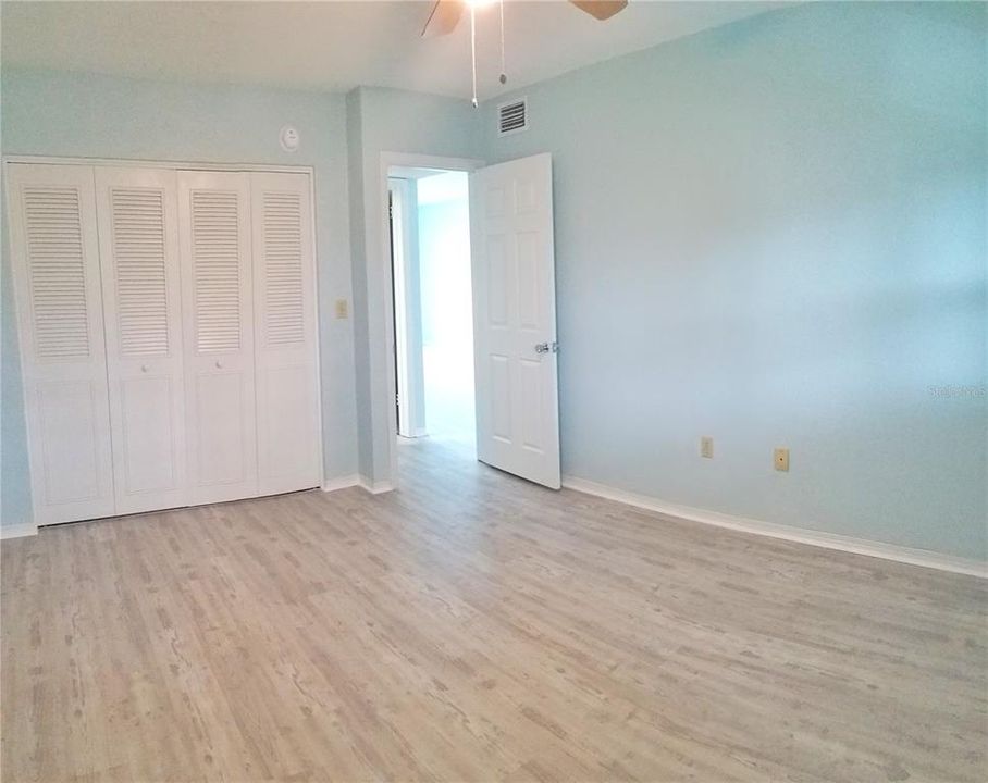 For Sale: $128,400 (1 beds, 1 baths, 1035 Square Feet)