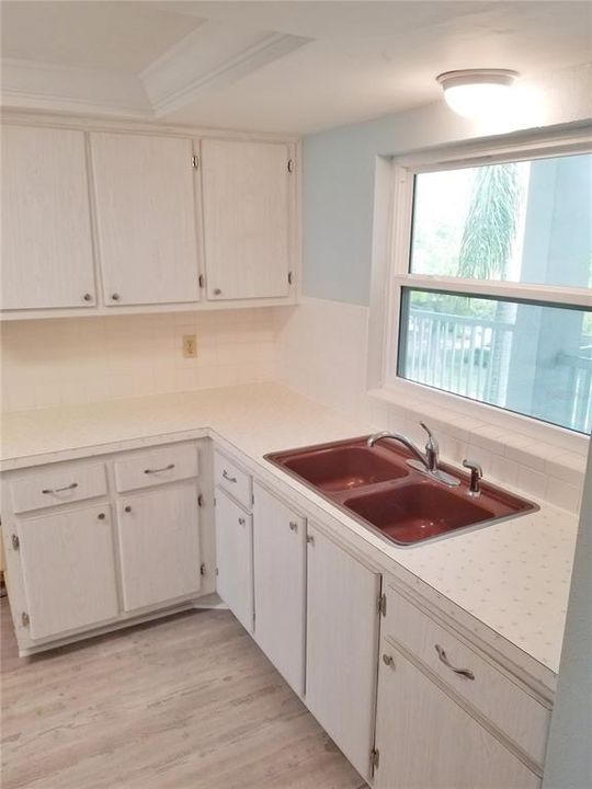 For Sale: $128,400 (1 beds, 1 baths, 1035 Square Feet)