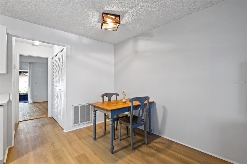 Active With Contract: $172,500 (1 beds, 1 baths, 593 Square Feet)