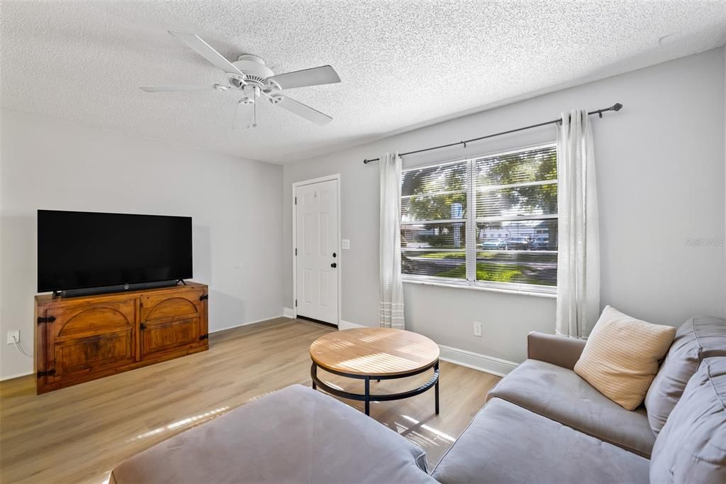 Active With Contract: $172,500 (1 beds, 1 baths, 593 Square Feet)