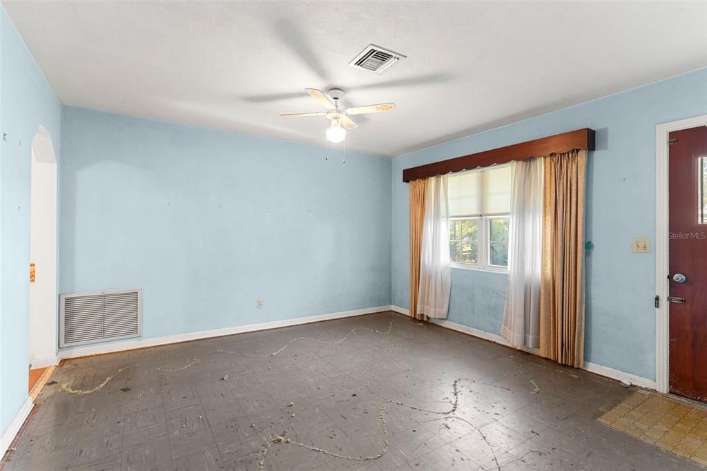 Active With Contract: $180,000 (2 beds, 1 baths, 984 Square Feet)