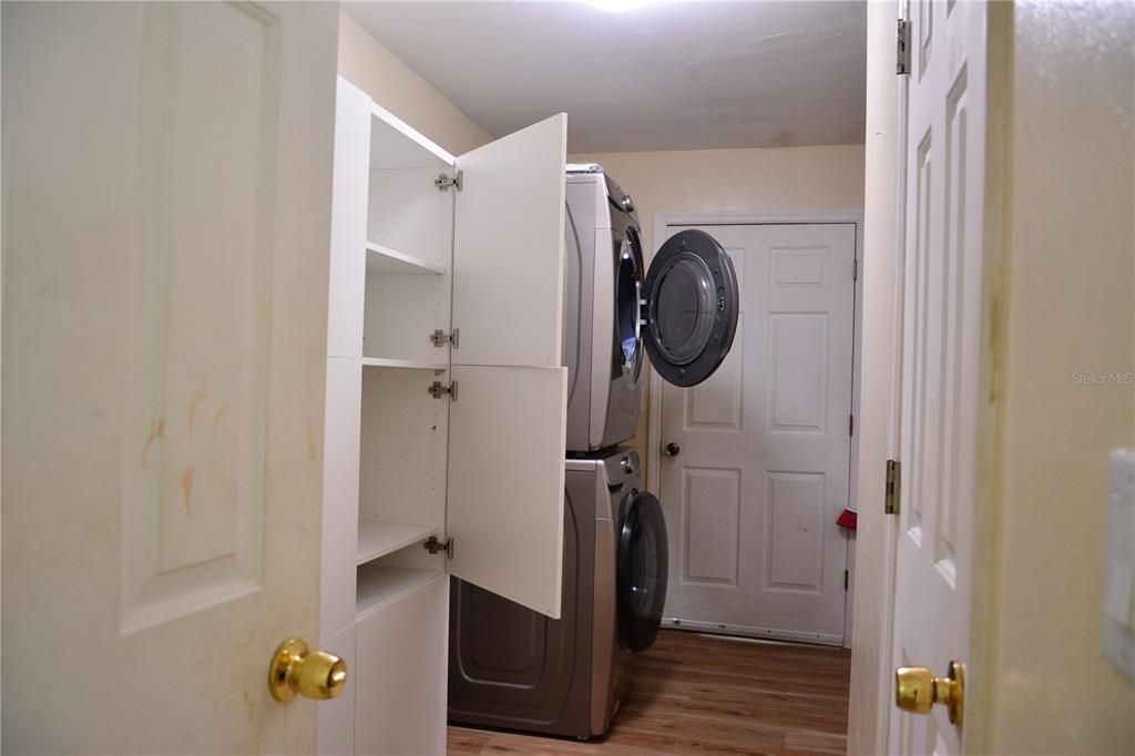 laundry room/ washer and dryer conveys