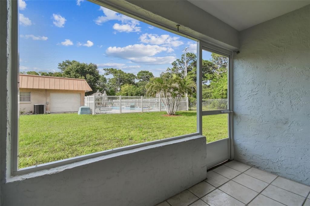 Active With Contract: $159,900 (2 beds, 1 baths, 925 Square Feet)