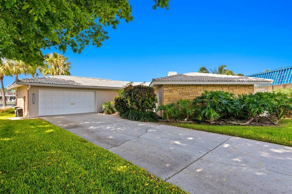 For Sale: $1,700,000 (3 beds, 2 baths, 2108 Square Feet)