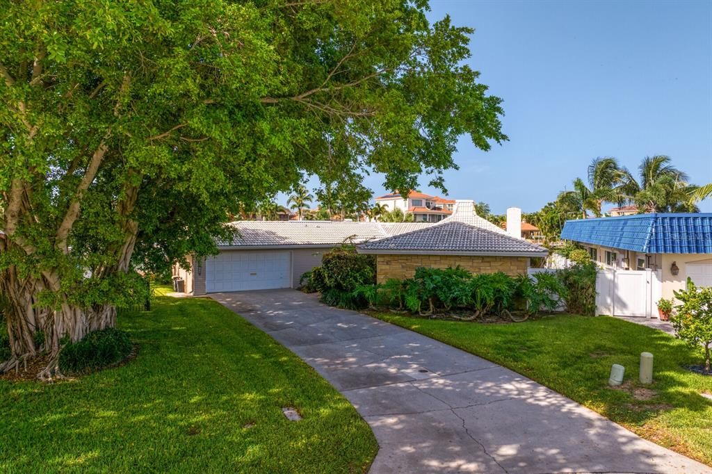 For Sale: $1,700,000 (3 beds, 2 baths, 2108 Square Feet)