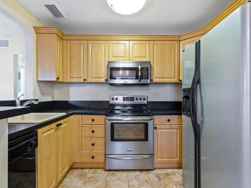 For Sale: $160,000 (2 beds, 2 baths, 894 Square Feet)