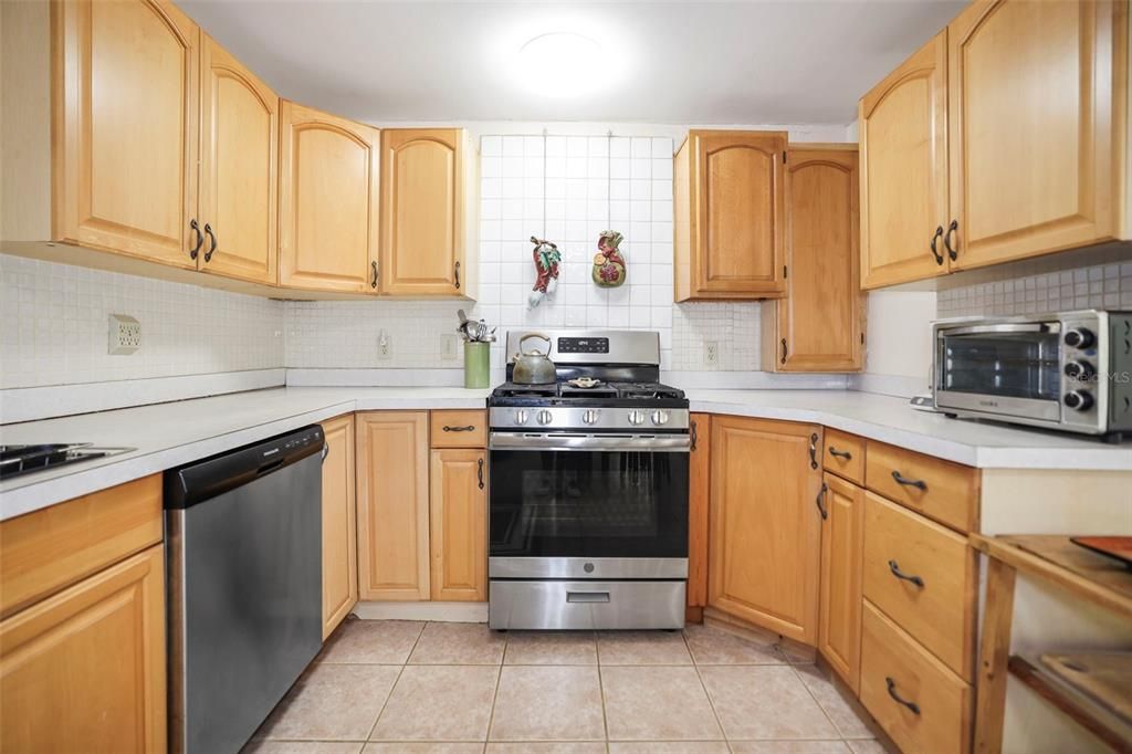 Active With Contract: $425,000 (3 beds, 2 baths, 1441 Square Feet)