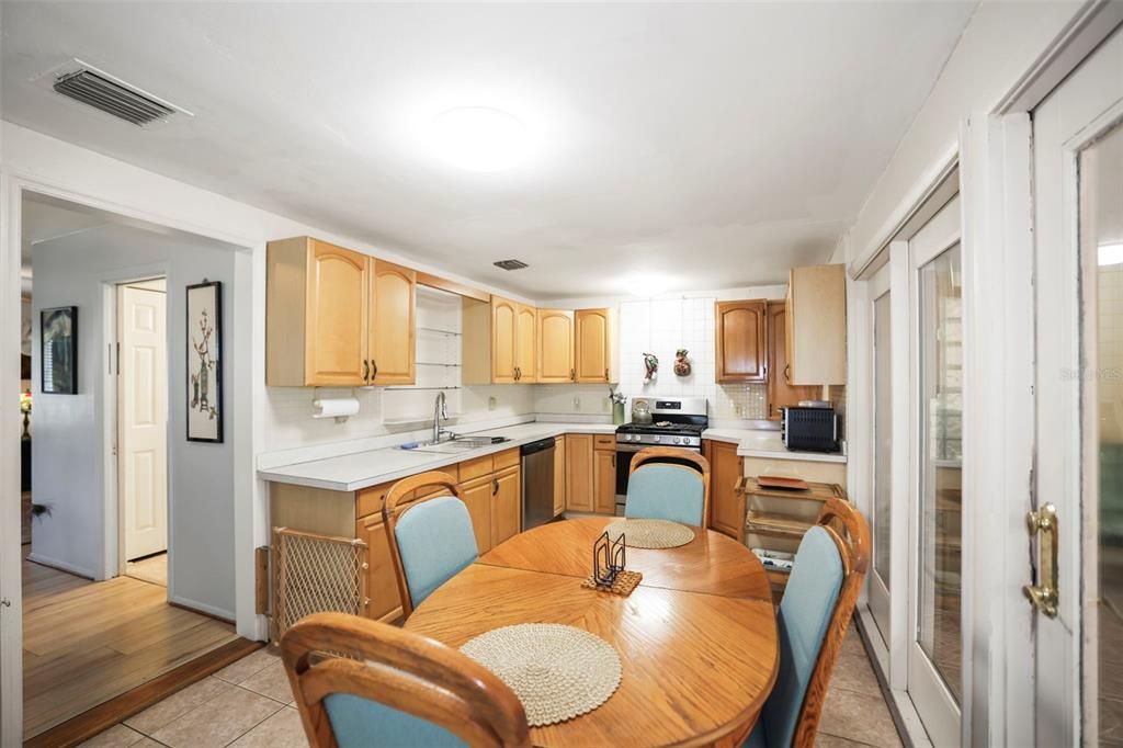 Active With Contract: $425,000 (3 beds, 2 baths, 1441 Square Feet)