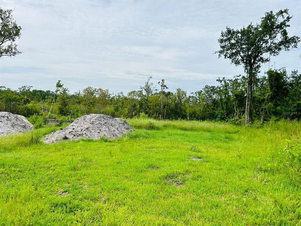 На продажу: $33,000 (0.14 acres)