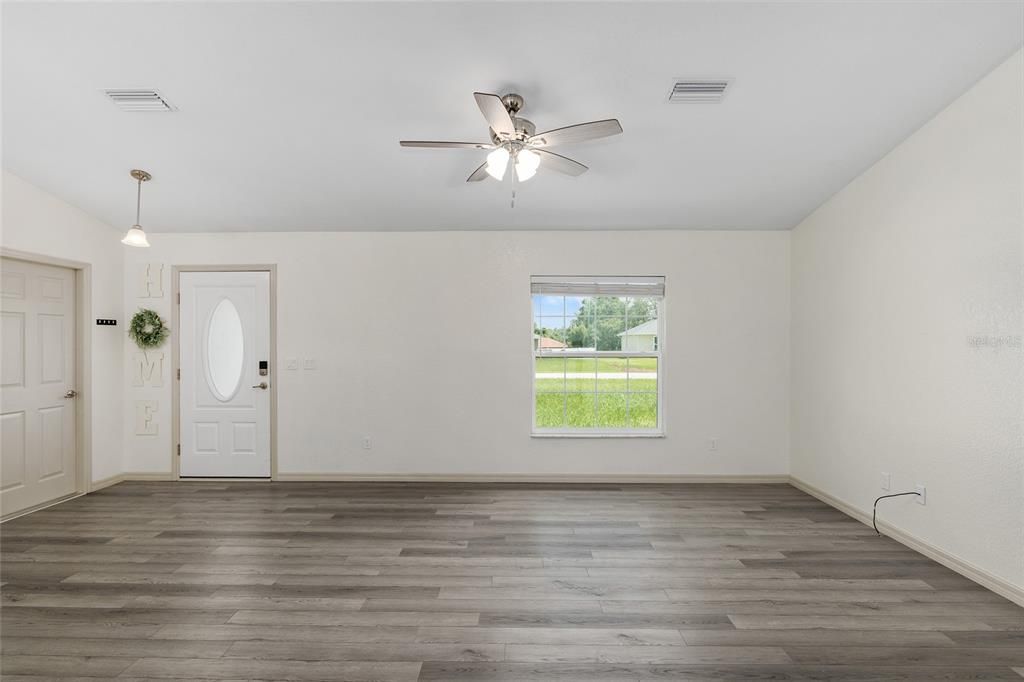 Active With Contract: $1,700 (3 beds, 2 baths, 1362 Square Feet)