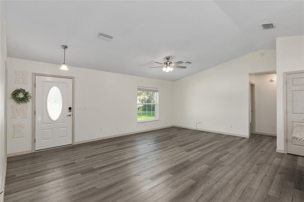 Active With Contract: $1,700 (3 beds, 2 baths, 1362 Square Feet)