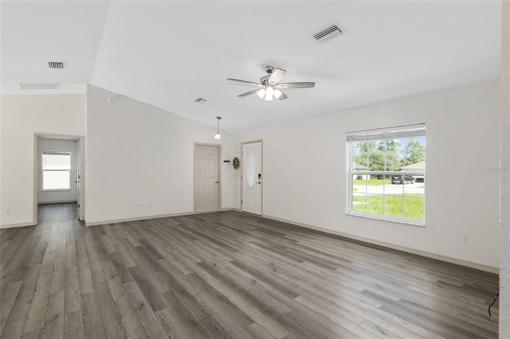 Active With Contract: $1,700 (3 beds, 2 baths, 1362 Square Feet)