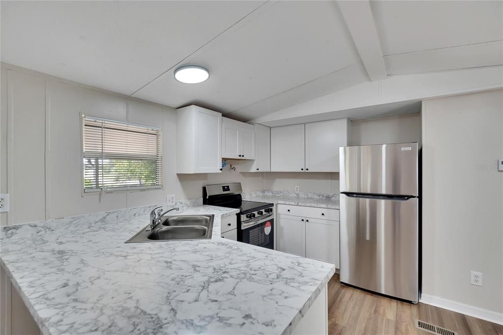 Active With Contract: $157,500 (2 beds, 2 baths, 924 Square Feet)