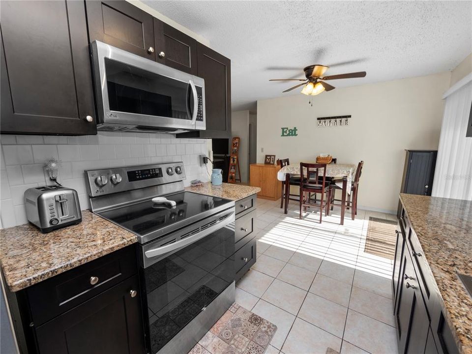 For Sale: $255,000 (2 beds, 1 baths, 1050 Square Feet)