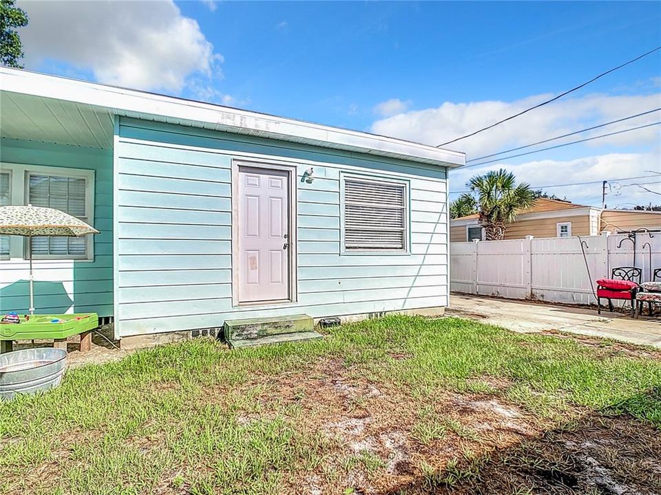 Active With Contract: $2,300 (3 beds, 1 baths, 1258 Square Feet)