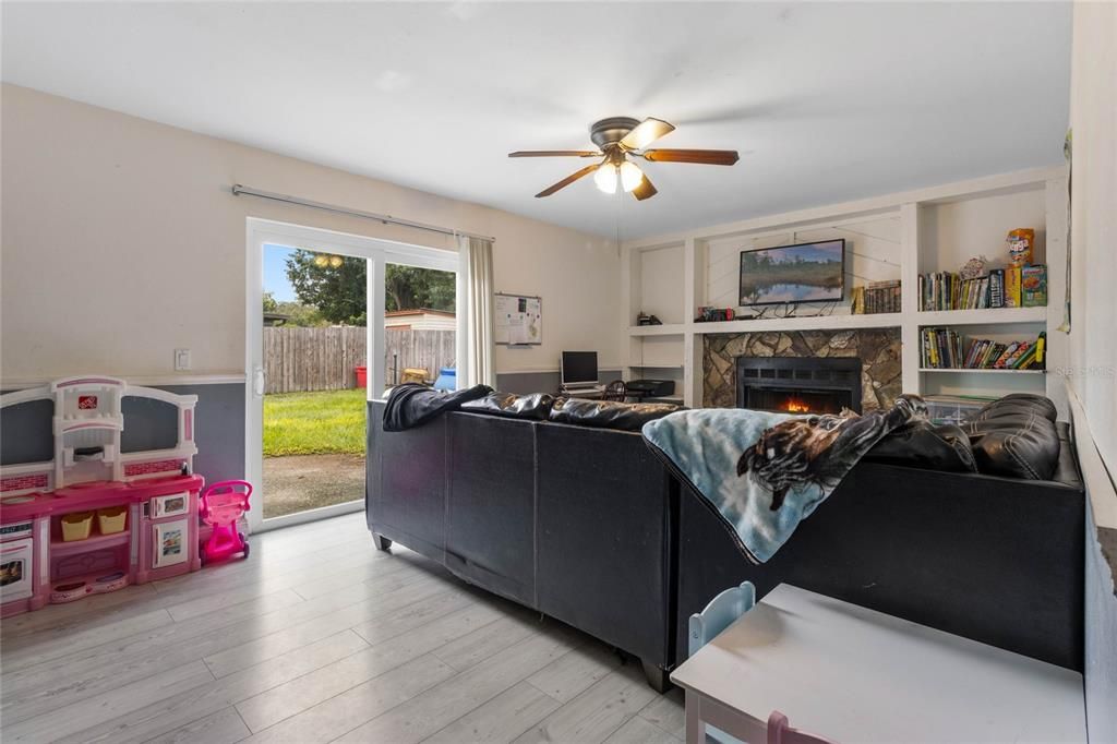 Active With Contract: $334,900 (3 beds, 2 baths, 1495 Square Feet)