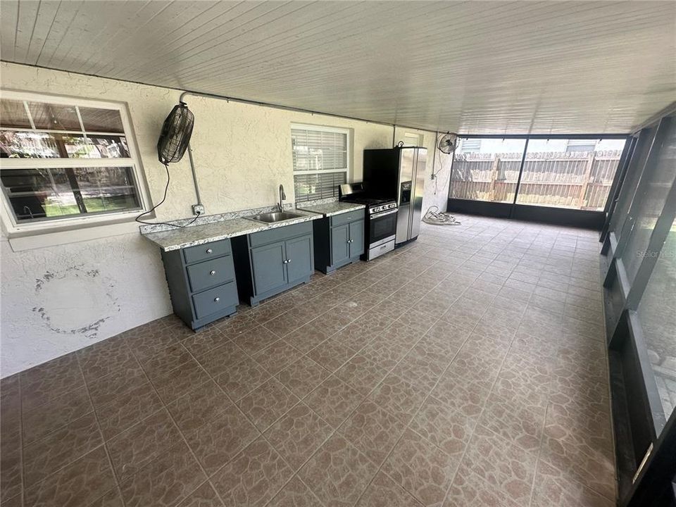 Rear patio w/outdoor kitchen