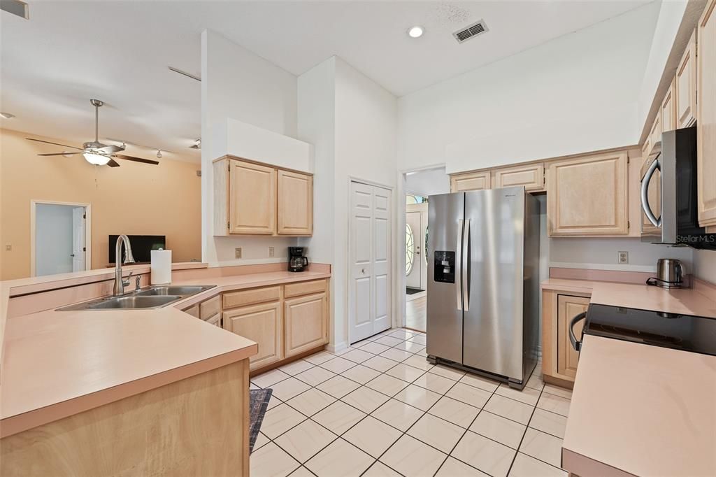 Spacious kitchen with pantry and lots of cabinets