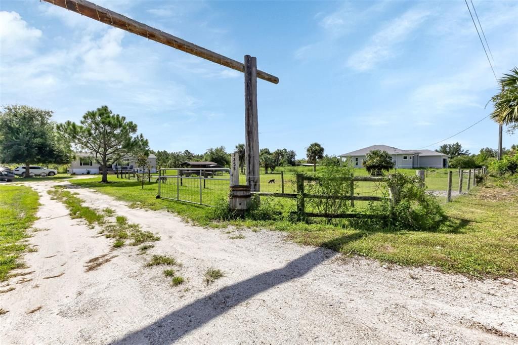 For Sale: $280,000 (3 beds, 2 baths, 1296 Square Feet)