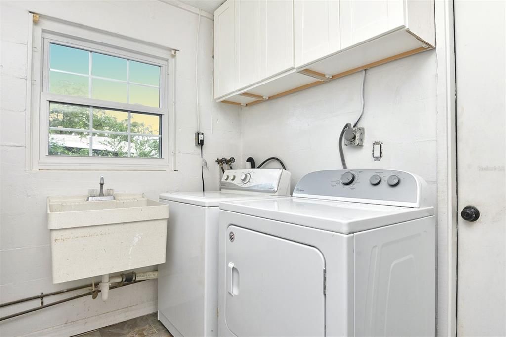 For Sale: $600,000 (5 beds, 2 baths, 2808 Square Feet)