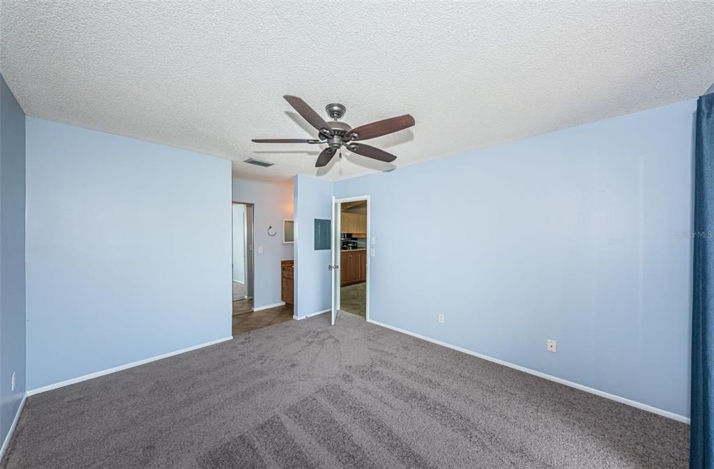 For Sale: $389,000 (2 beds, 2 baths, 920 Square Feet)