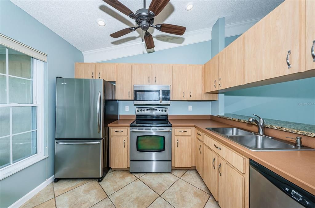 For Sale: $389,000 (2 beds, 2 baths, 920 Square Feet)