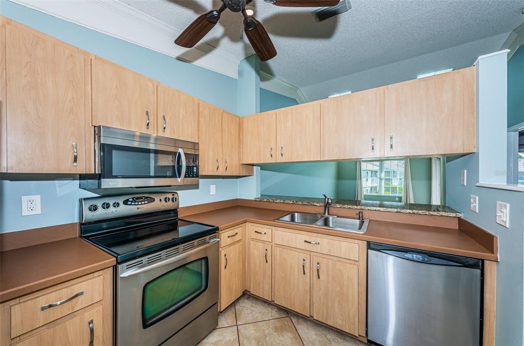 For Sale: $389,000 (2 beds, 2 baths, 920 Square Feet)