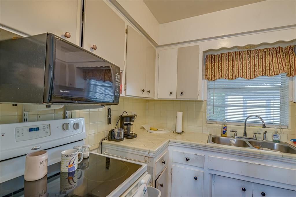 For Sale: $369,900 (2 beds, 1 baths, 922 Square Feet)