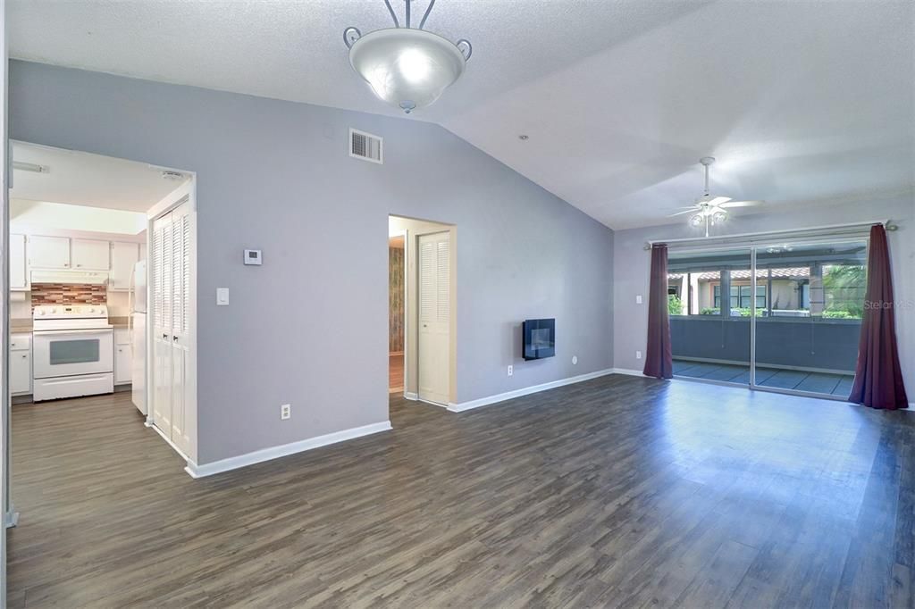 Active With Contract: $173,000 (1 beds, 1 baths, 735 Square Feet)