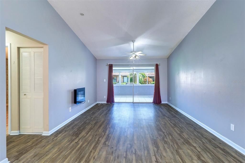 Active With Contract: $173,000 (1 beds, 1 baths, 735 Square Feet)