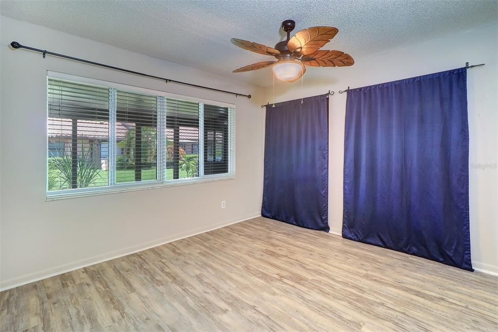 Active With Contract: $173,000 (1 beds, 1 baths, 735 Square Feet)