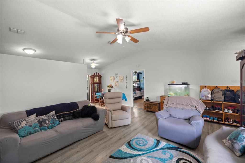 Active With Contract: $239,900 (3 beds, 2 baths, 1236 Square Feet)