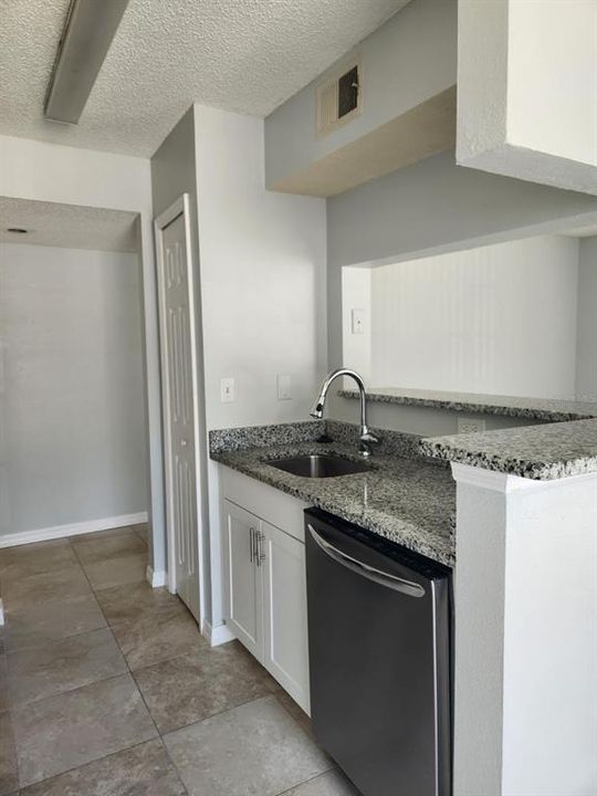 Active With Contract: $1,295 (1 beds, 1 baths, 581 Square Feet)