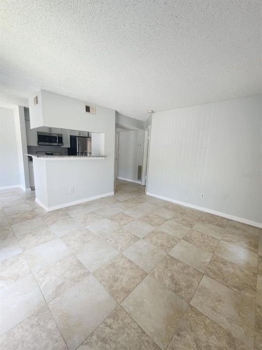 Active With Contract: $1,295 (1 beds, 1 baths, 581 Square Feet)