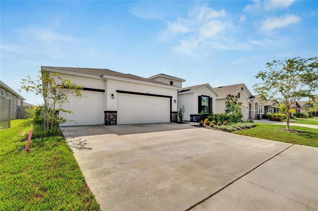 Active With Contract: $469,000 (4 beds, 3 baths, 2528 Square Feet)