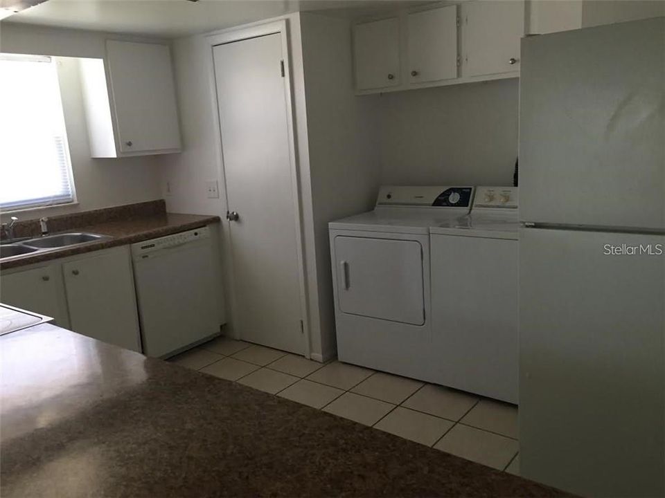 Active With Contract: $1,600 (2 beds, 2 baths, 905 Square Feet)