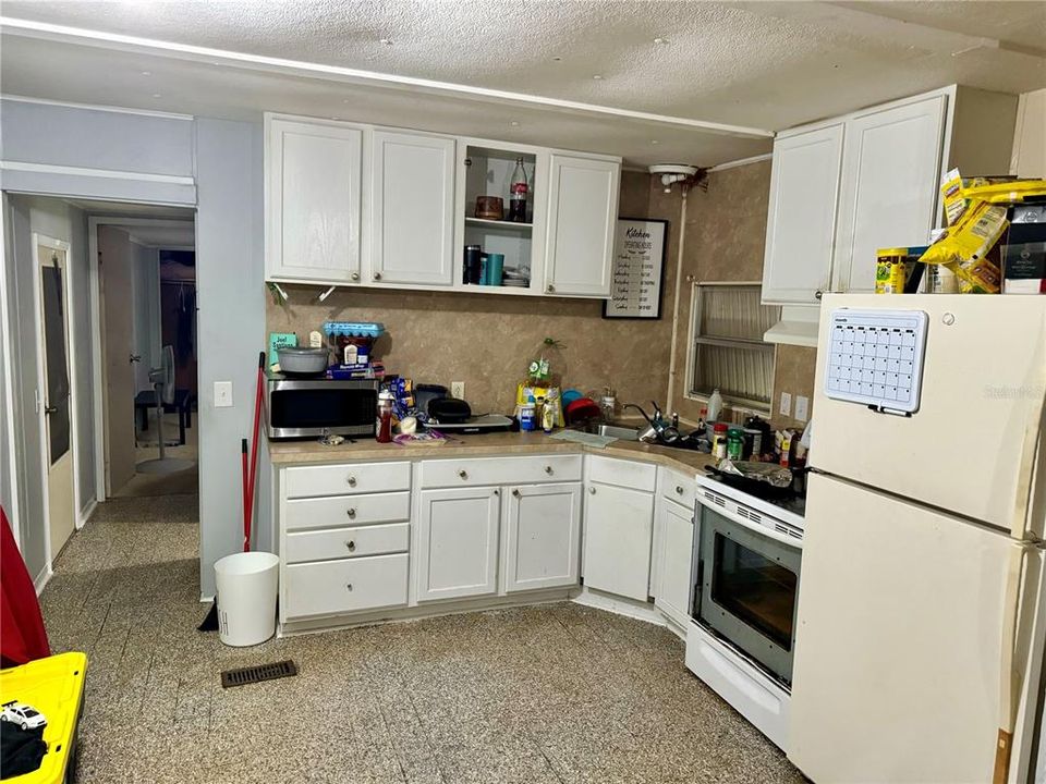 Active With Contract: $59,700 (1 beds, 1 baths, 759 Square Feet)