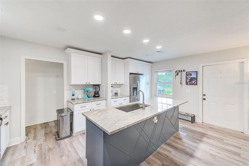 Active With Contract: $614,900 (5 beds, 3 baths, 2215 Square Feet)