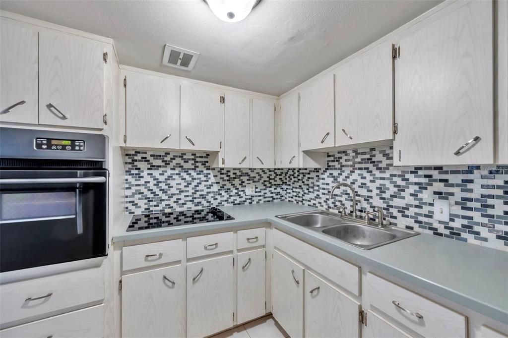 Active With Contract: $135,000 (1 beds, 1 baths, 800 Square Feet)