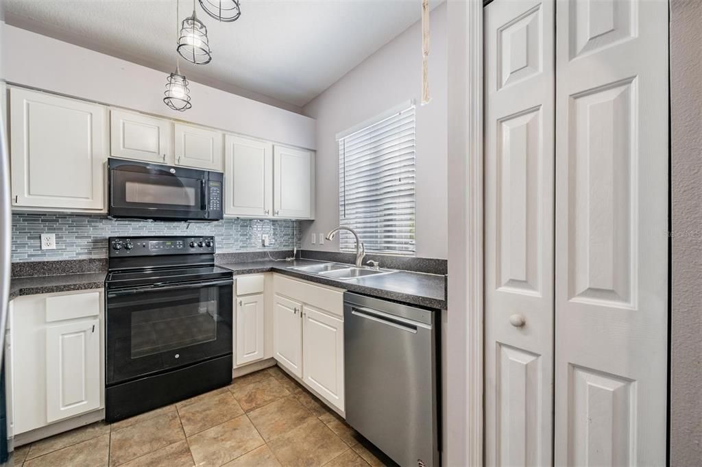 For Sale: $259,999 (2 beds, 2 baths, 1496 Square Feet)