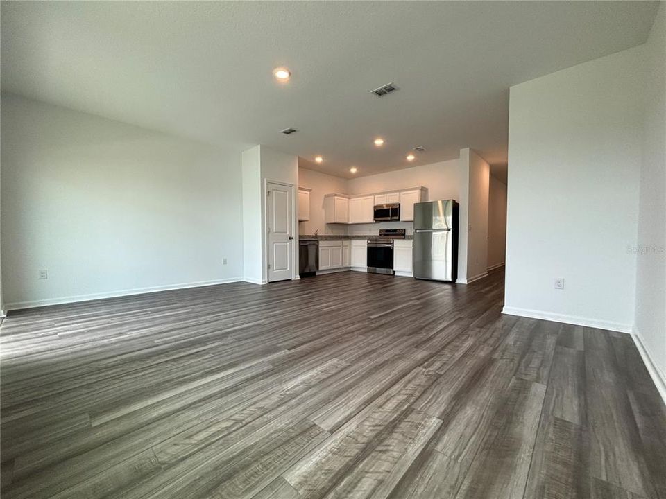 Active With Contract: $1,850 (3 beds, 2 baths, 1386 Square Feet)